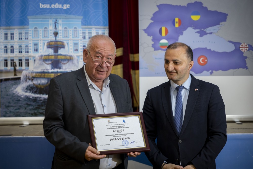 დავით გაბაიძე ბათუმის სახელმწიფო უნივერსიტეტში გამართულ სამეცნიერო ღონისძიებას დაესწრო