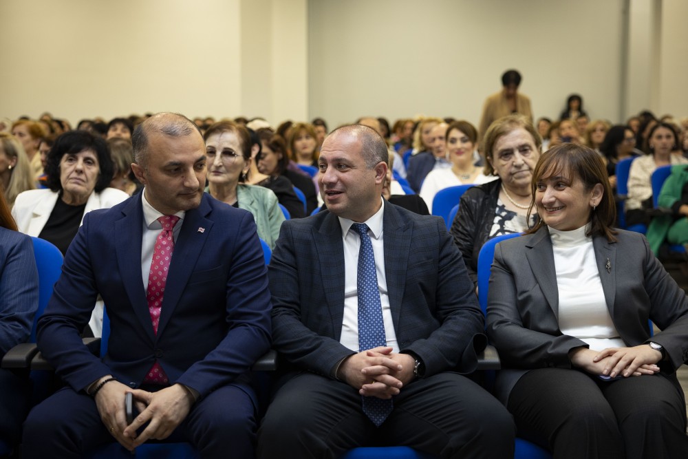 ჯილდოები წარმატებულ და ღვაწლმოსილ პედაგოგებს 