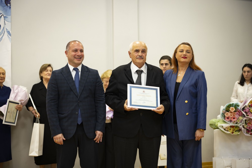 ჯილდოები წარმატებულ და ღვაწლმოსილ პედაგოგებს 