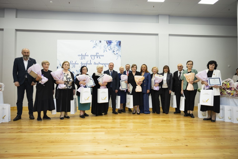 ჯილდოები წარმატებულ და ღვაწლმოსილ პედაგოგებს 