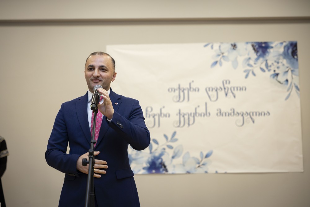 ჯილდოები წარმატებულ და ღვაწლმოსილ პედაგოგებს 