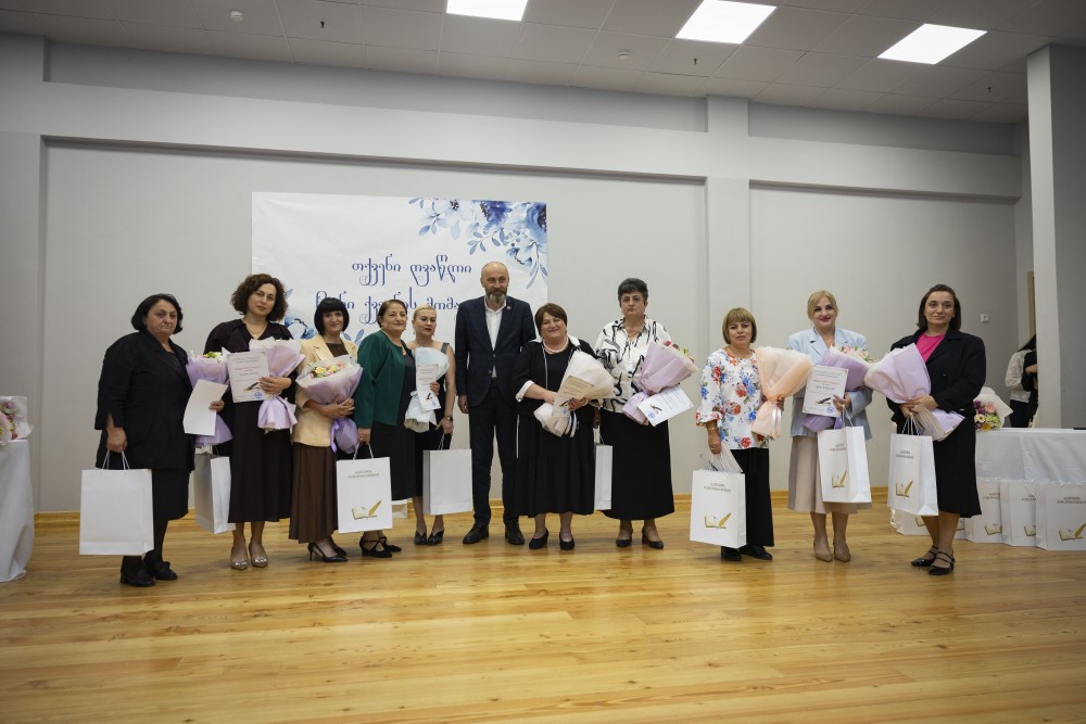 ჯილდოები წარმატებულ და ღვაწლმოსილ პედაგოგებს 