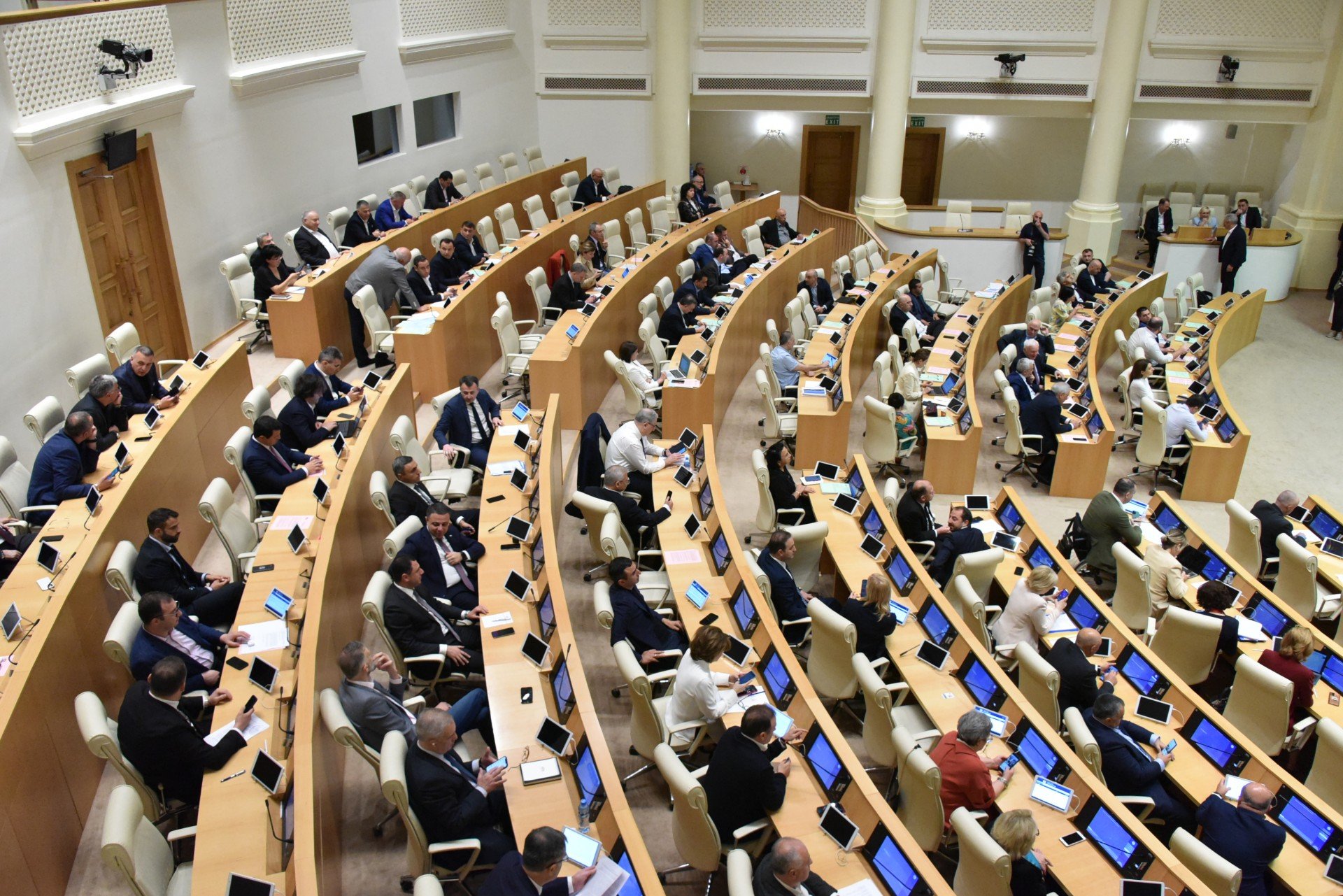 81 ხმით (0 წინააღმდეგი), საქართველოს პარლამენტმა, პლენარულ სხდომაზე მეორე მოსმენით მიიღო საქართველოს კანონის პროექტები, რომლებიც დავით გაბაიძემ წარადგინა