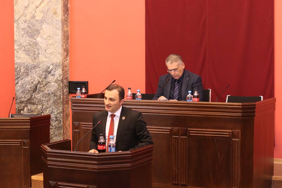 პარლამენტში საკომიტეტო განხილვები გრძელდება