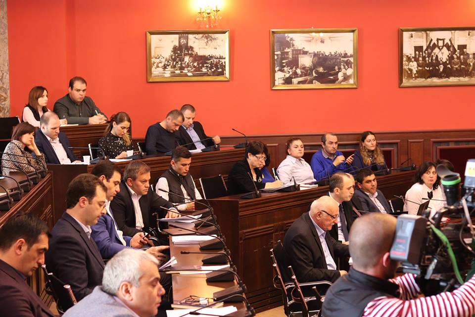 პარლამენტში საკომიტეტო განხილვები გრძელდება