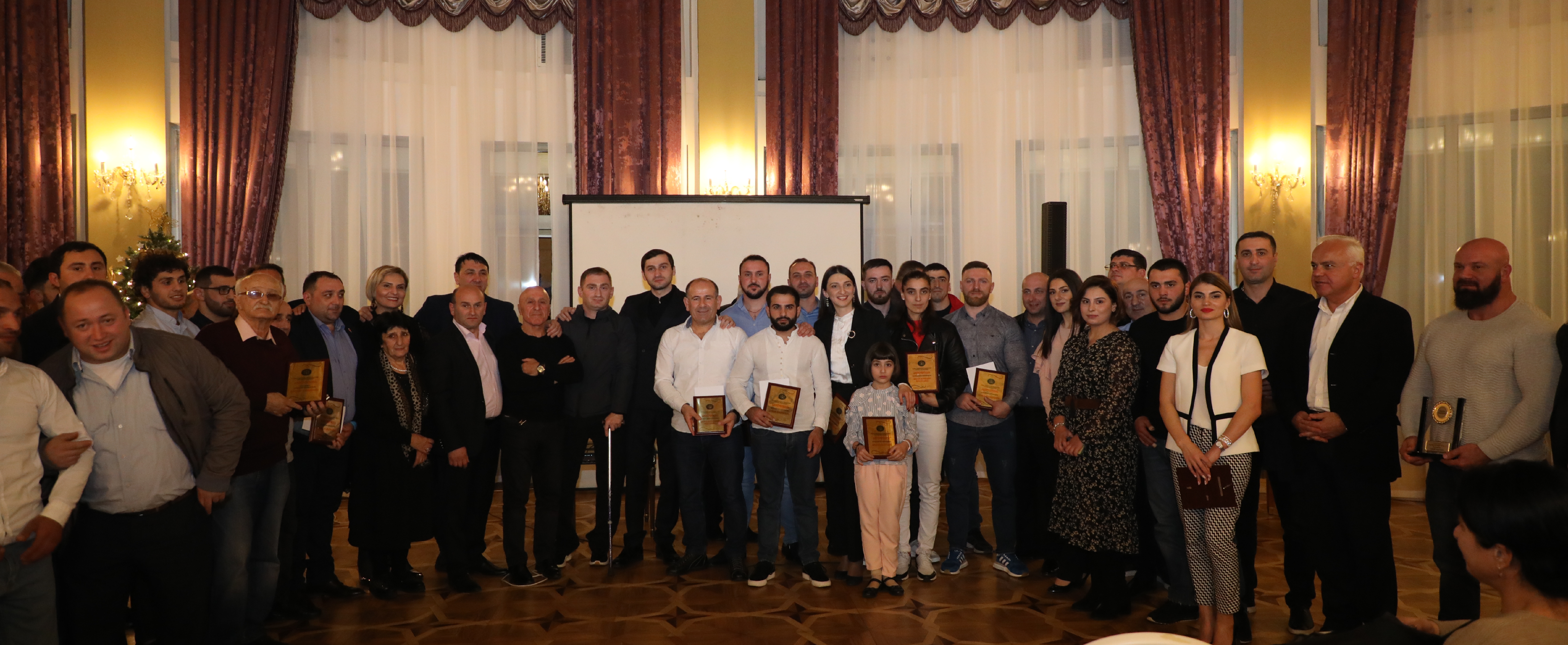 ოკუპაციის დღესთან დაკავშირებით უმაღლესი საბჭოს წევრებმა გმირთა  საძმო საფლავი ყვავილებით შეამკეს