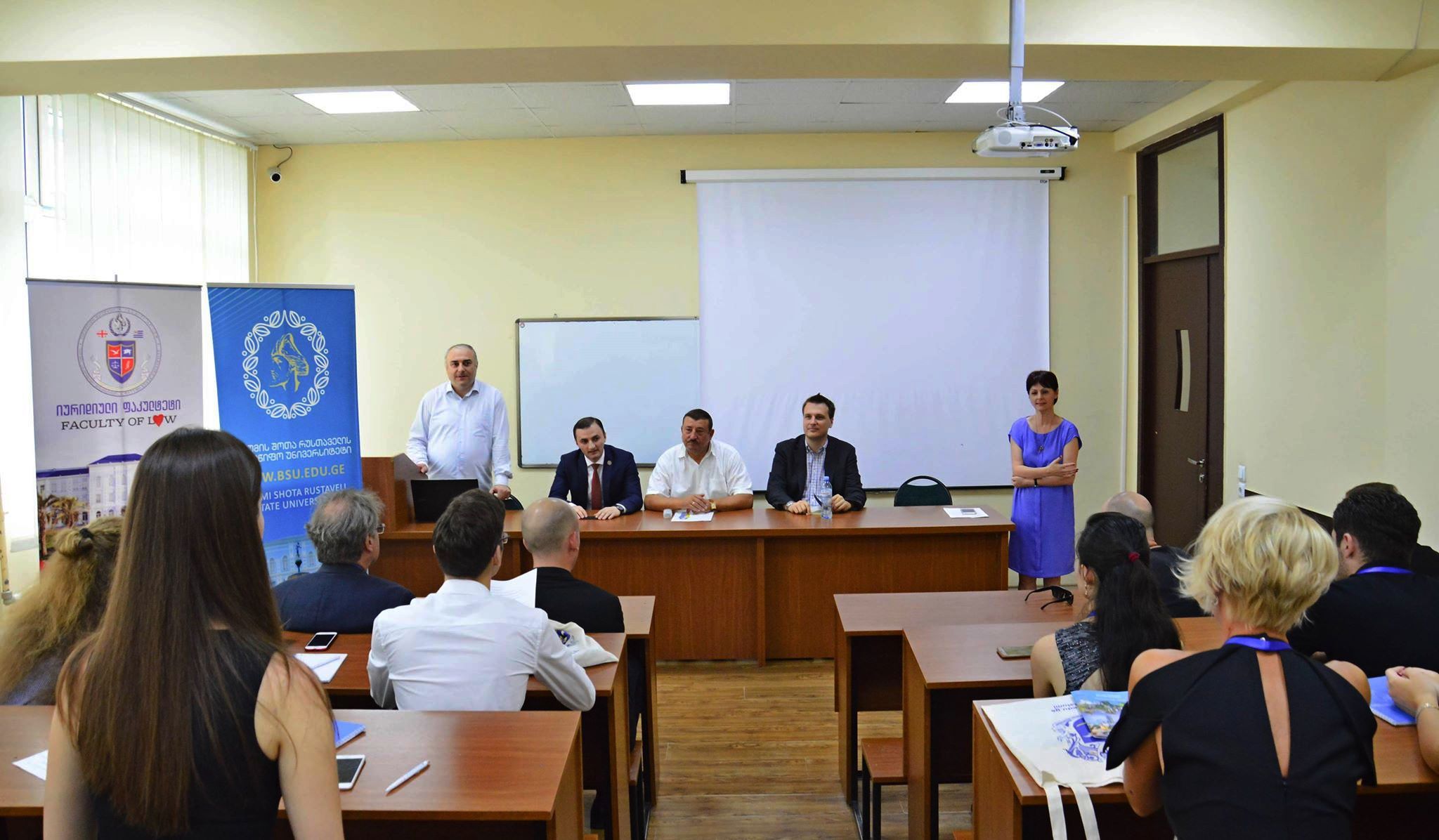 დავით გაბაიძე საზაფხულო სკოლის გახსნის ღონისძიებას დაესწრო