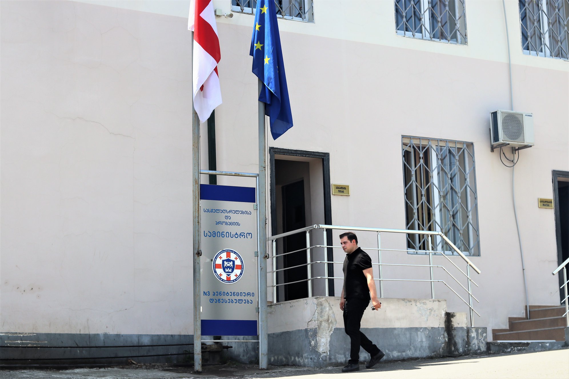 ცოტნე ანანიძე ბათუმის №3 საპყრობილეში პატიმრებს ხვდება