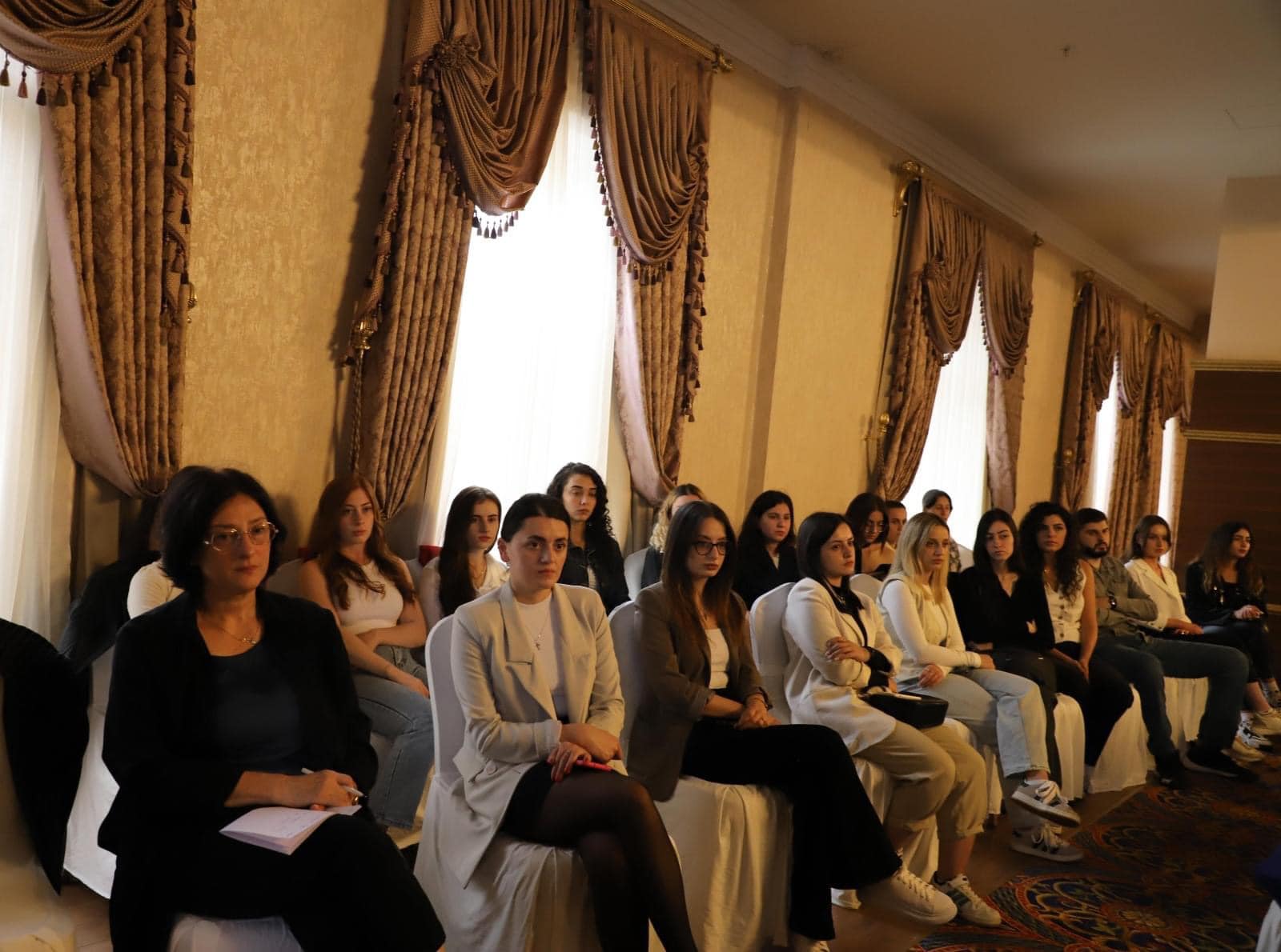 საინფორმაციო შეხვედრა საჯარო და კერძო სექტორის წარმომადგენლებთან