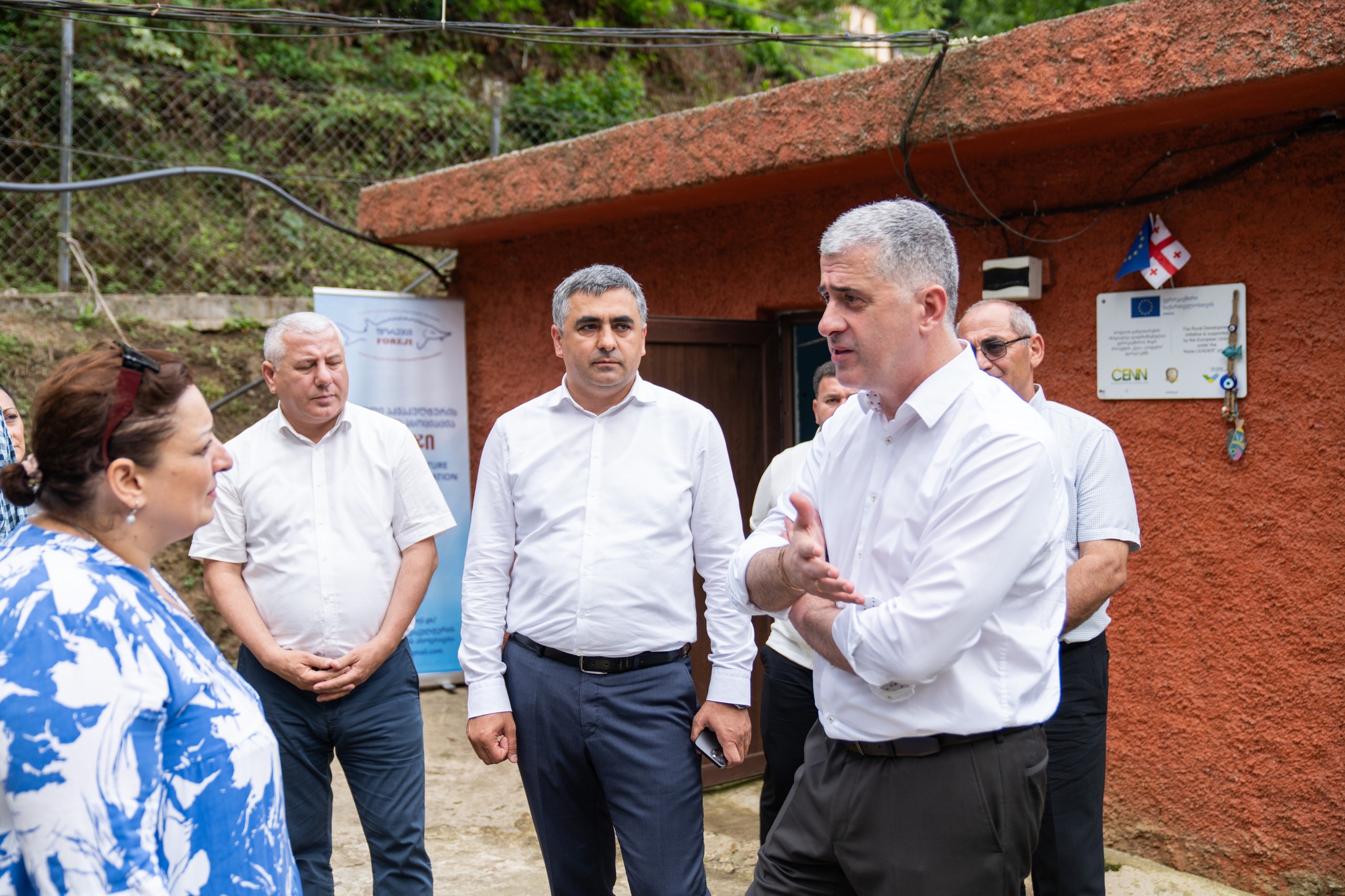 ფრიდონ ფუტკარაძემ, ხელისუფლების წარმომადგენლებთან ერთად, ქედაში, სოფელ წონიარისში, კალმახის საინკუბაციო საწარმო დაათვალიერა