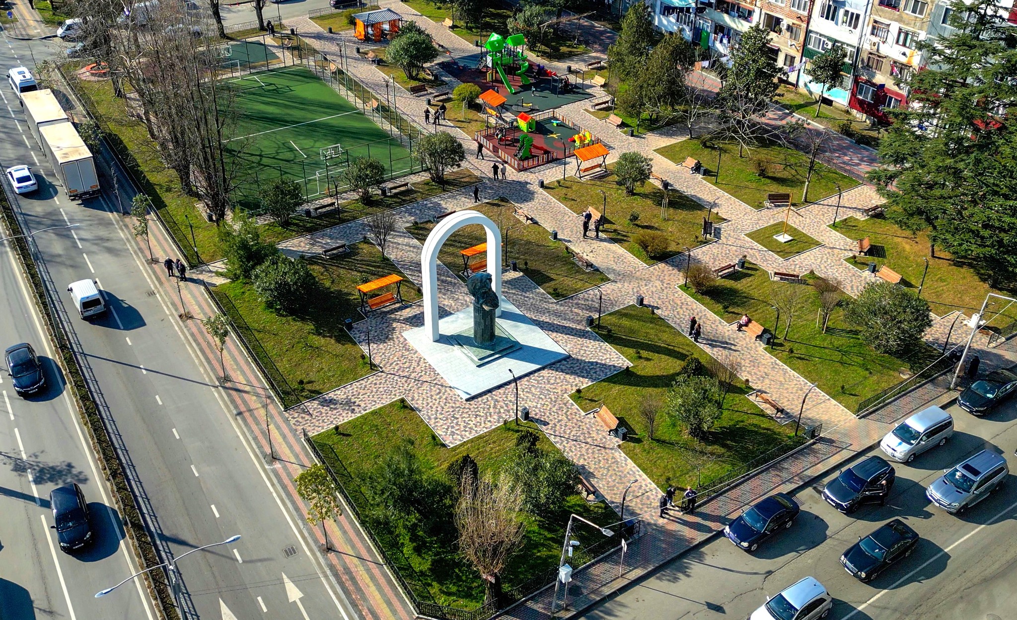 ბათუმში სკვერების, პარკების მოწყობა-რეაბილიტაცია გრძელდება 