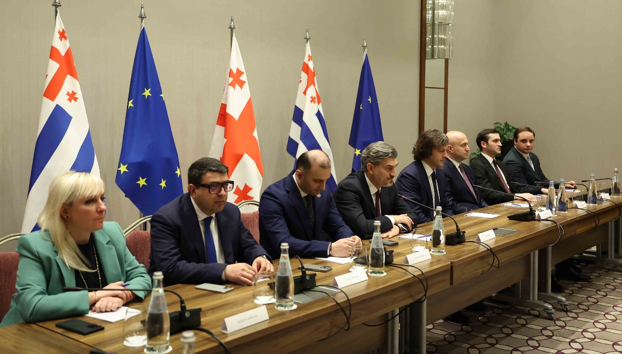 ირაკლი კობახიძემ, პრეზიდენტ მიხეილ ყაველაშვილთან ერთად, აჭარის  მთავრობის ახალი შემადგენლობა ადგილობრივი ხელისუფლების წარმომადგენლებს წარუდგინა