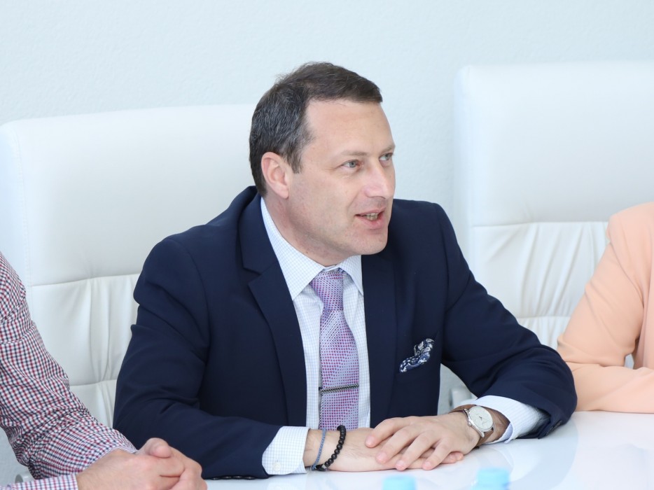 უმაღლესი საბჭოს წევრი დავით ბაციკაძე აჭარის კულტურის სამინისტროში 2026-2029 წლების პრიორიტეტების დოკუმენტის განხილვას   დაესწრო