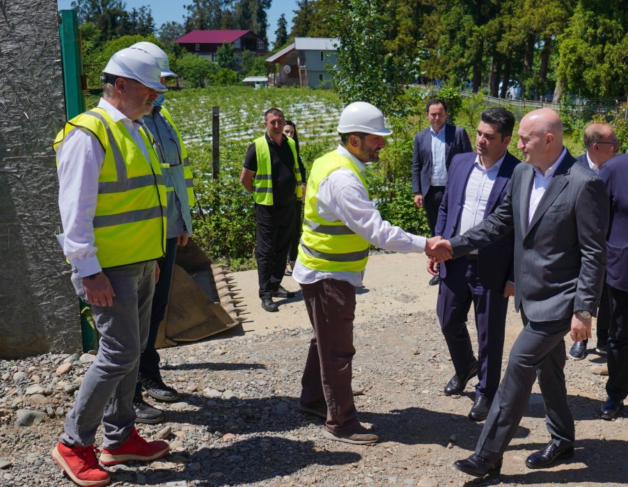 ცოტნე ანანიძე, აჭარის მთავრობის თავმჯდომარე - სულხან თამაზაშვილი, ოჩხამურში, თანამედროვე წყლის რეზერვუარის სამშენებლო სამუშაოებს გაეცნენ