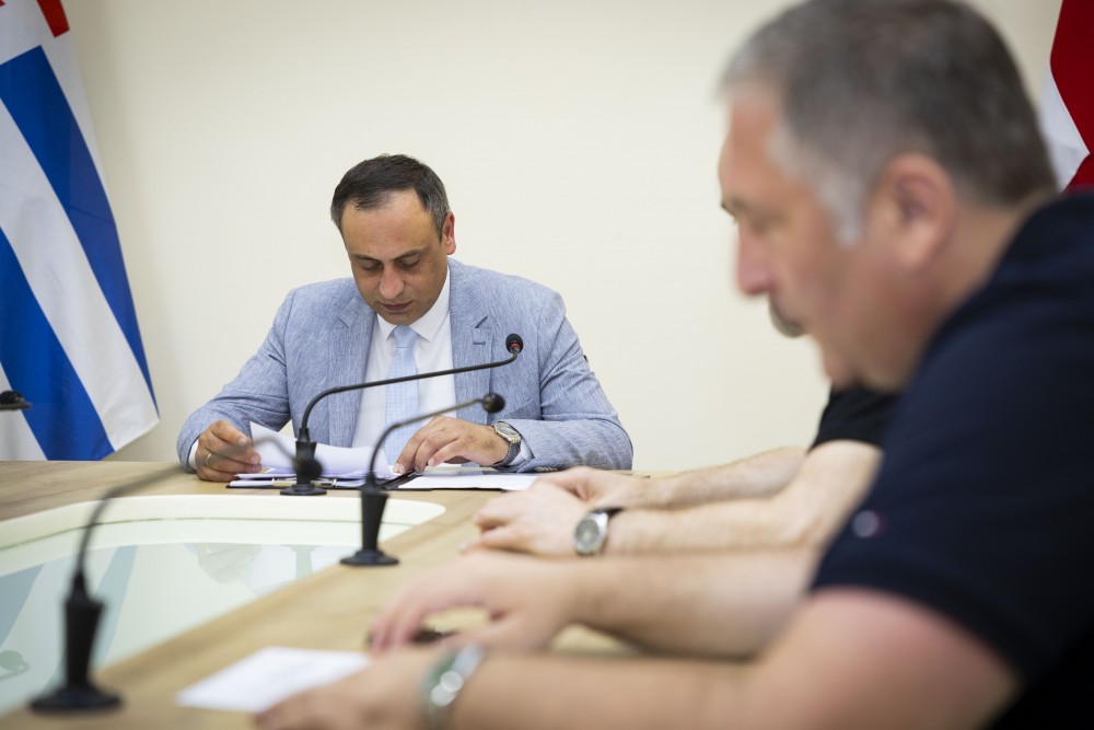 საკონსტიტუციო, იურიდიულ და საპროცედურო საკითხთა კომიტეტს ოპოზიციური პარტიის წევრთა უფლებამოსილების ცნობის საკითხი  პლენარული სხდომისთვის მომზადებულად მიაჩნია