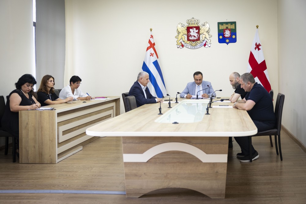 საკონსტიტუციო, იურიდიულ და საპროცედურო საკითხთა კომიტეტს ოპოზიციური პარტიის წევრთა უფლებამოსილების ცნობის საკითხი  პლენარული სხდომისთვის მომზადებულად მიაჩნია