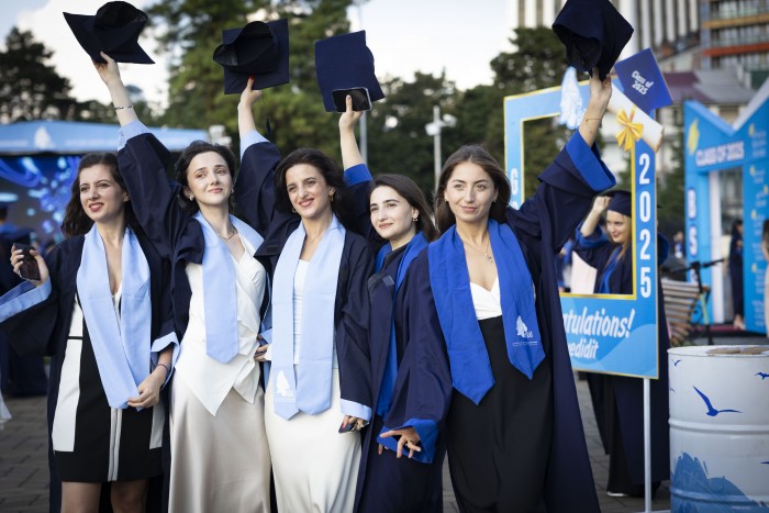 ბათუმის სახელმწიფო უნივერსიტეტში კურსდამთავრებულთა გაცილების 88-ე საზეიმო ცერემონია გაიმართა