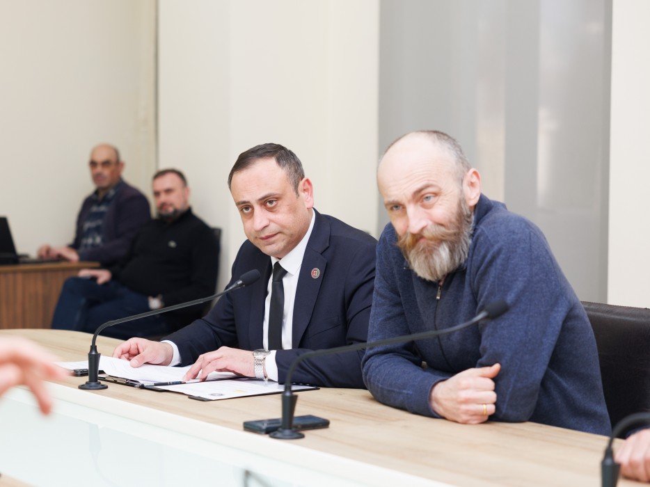 აჭარის უმაღლეს საბჭოში 6 წევრისთვის სადეპუტატო უფლებამოსილების ვადამდე შეწყვეტას, ხვალ, რიგგარეშე სესიის პლენარულ სხდომაზე ეყრება კენჭი