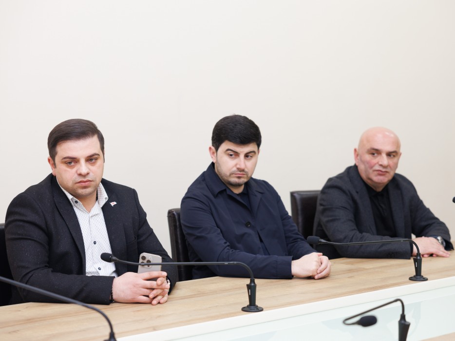 აჭარის უმაღლეს საბჭოში 6 წევრისთვის სადეპუტატო უფლებამოსილების ვადამდე შეწყვეტას, ხვალ, რიგგარეშე სესიის პლენარულ სხდომაზე ეყრება კენჭი