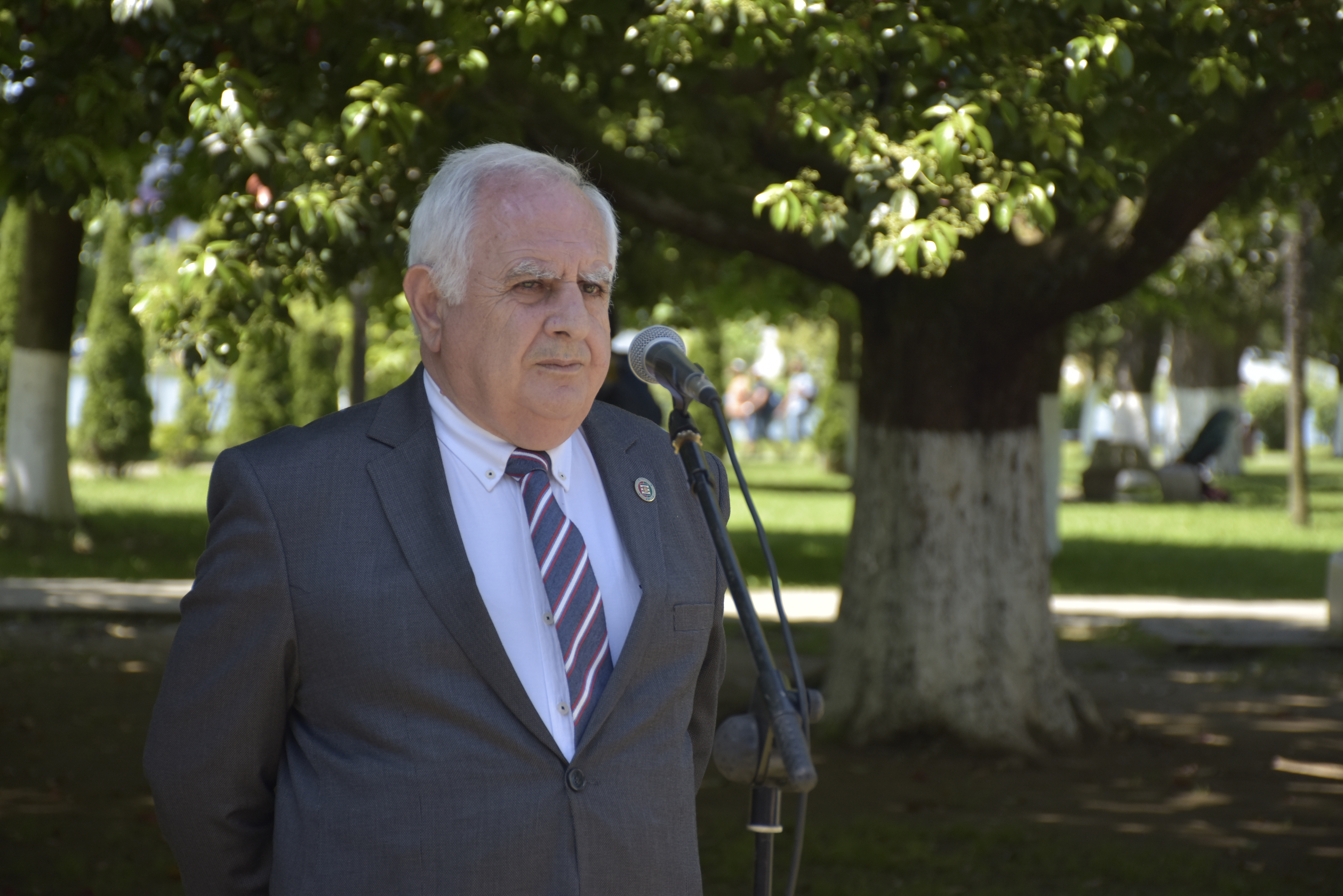  აჭარის მწერალთა სახლთან  ფრიდონ ხალვაშის ბიუსტი დადგეს