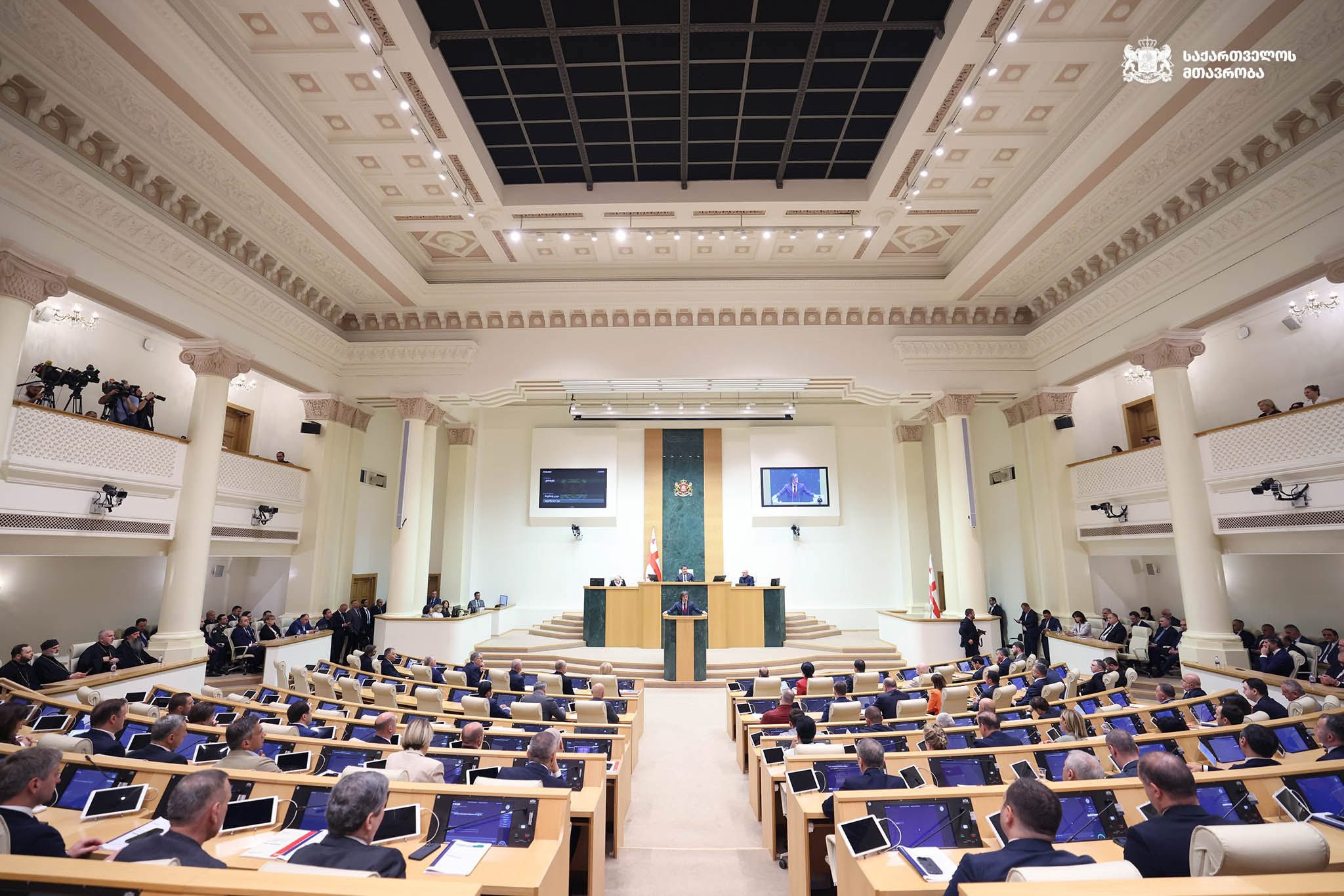 დავით გაბაიძე და სულხან თამაზაშვილი საქართველოს პარლამენტში პრემიერ-მინისტრის გამოსვლას დაესწრნენ 