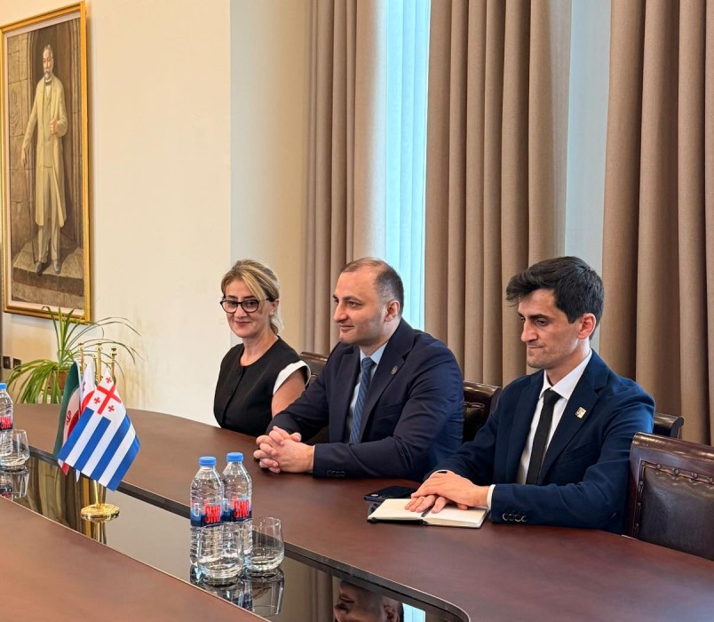 აჭარის უმაღლესი საბჭოს თავმჯდომარემ - დავით გაბაიძემ, გამოსამშვიდობებელი შეხვედრა გამართა  ქალაქ ბათუმში ირანის ისლამური რესპუბლიკის გენერალურ კონსულთან  -   ჰოსეინ ზაფარ ყასემფურთან. 