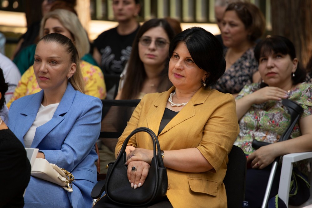 დავით გაბაიძემ წარჩინებულ მოსწავლეებს სახელობითი სტიპენდიები გადასცა