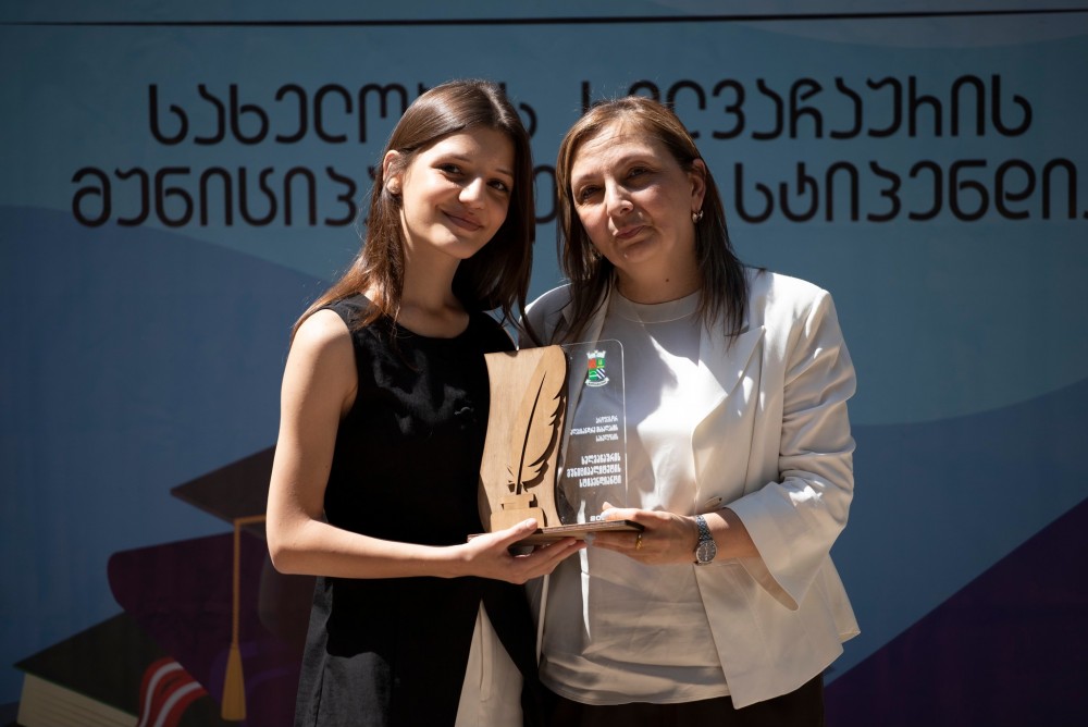 დავით გაბაიძემ წარჩინებულ მოსწავლეებს სახელობითი სტიპენდიები გადასცა