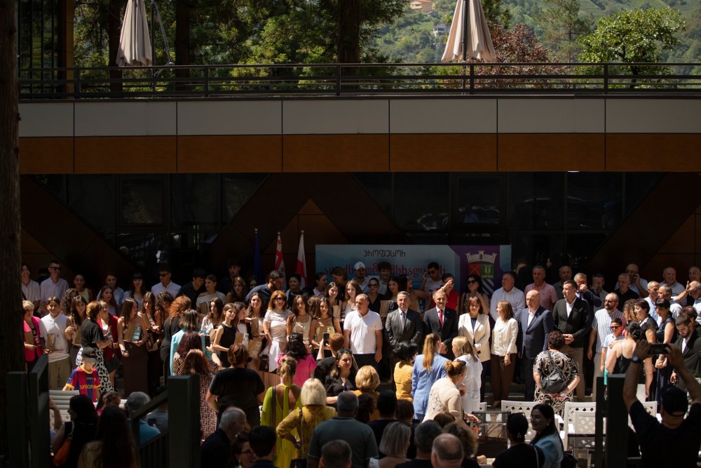 დავით გაბაიძემ წარჩინებულ მოსწავლეებს სახელობითი სტიპენდიები გადასცა