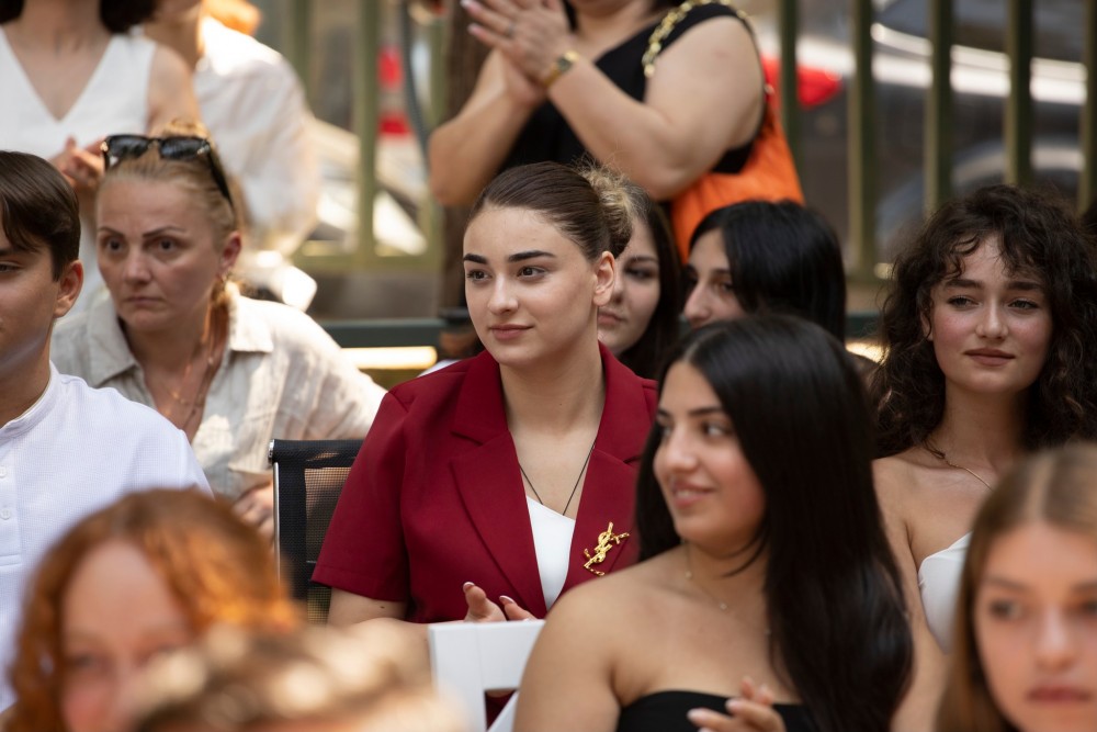 დავით გაბაიძემ წარჩინებულ მოსწავლეებს სახელობითი სტიპენდიები გადასცა