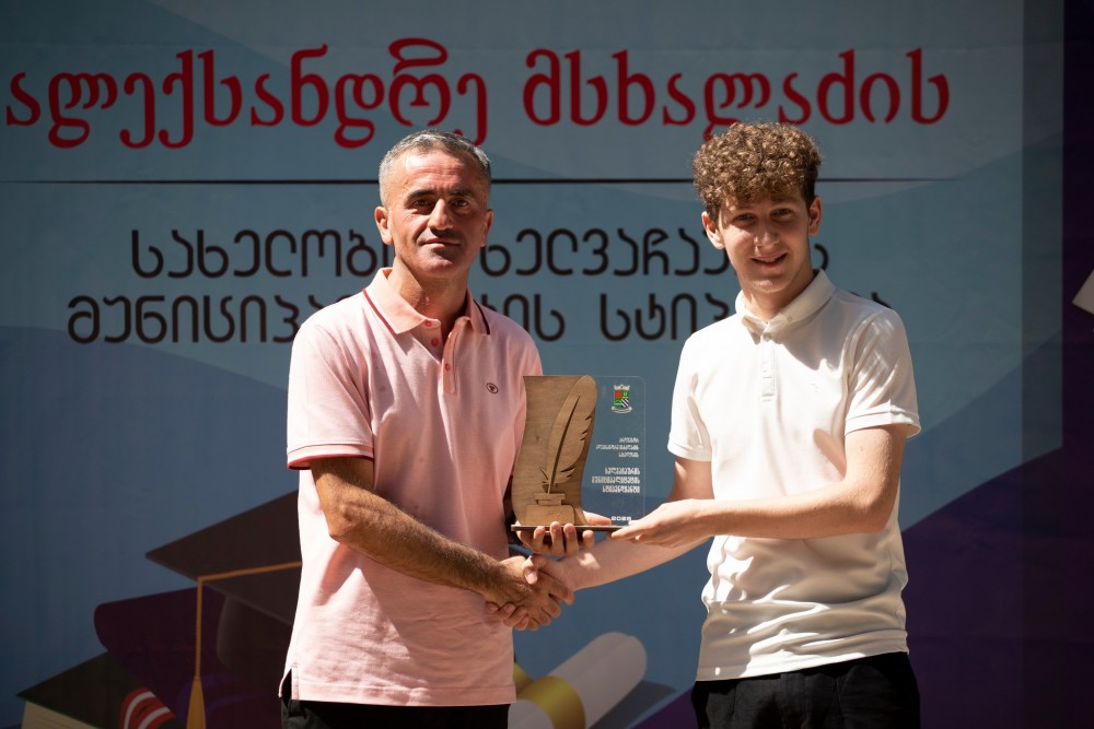 დავით გაბაიძემ წარჩინებულ მოსწავლეებს სახელობითი სტიპენდიები გადასცა