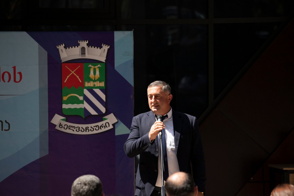 დავით გაბაიძემ წარჩინებულ მოსწავლეებს სახელობითი სტიპენდიები გადასცა