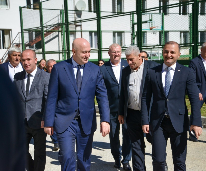  დავით გაბაიძემ მოსწავლეებს განახლებულ სკოლაში სწავლის დაწყება მიულოცა