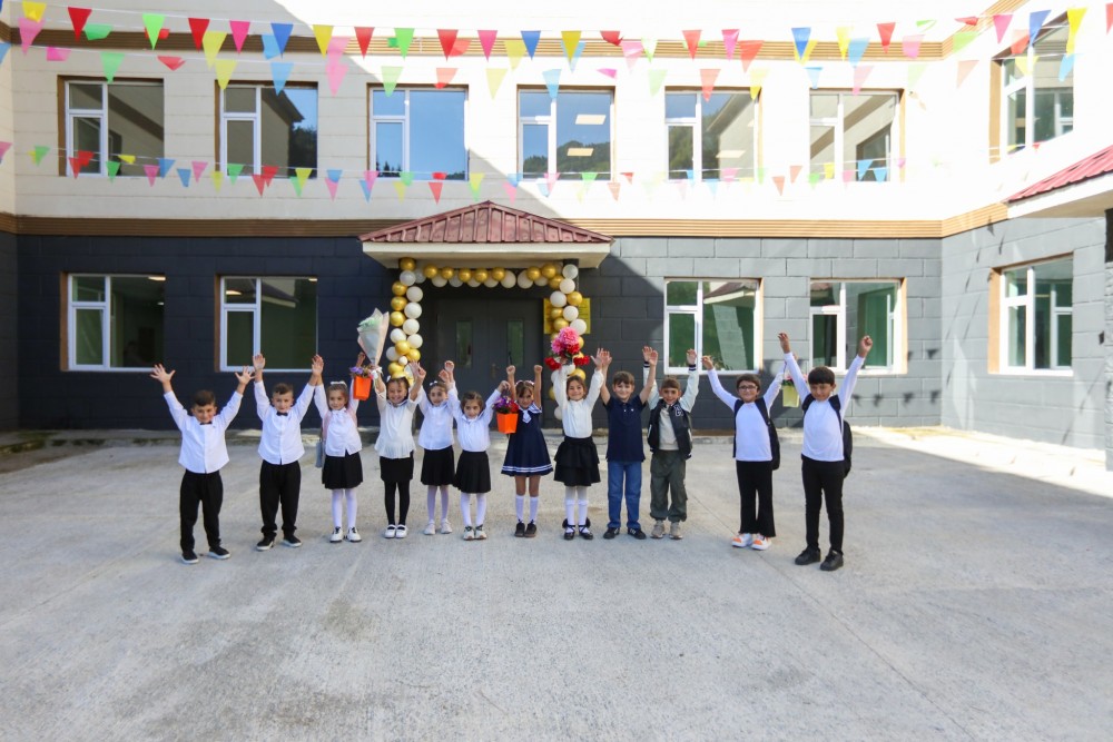  დავით გაბაიძემ მოსწავლეებს განახლებულ სკოლაში სწავლის დაწყება მიულოცა