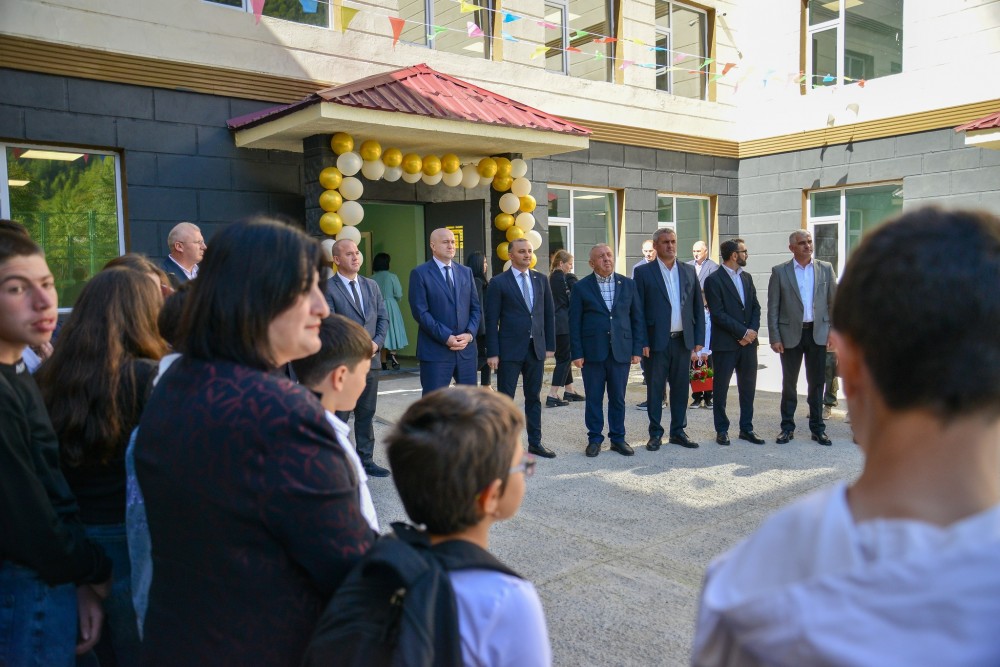  დავით გაბაიძემ მოსწავლეებს განახლებულ სკოლაში სწავლის დაწყება მიულოცა