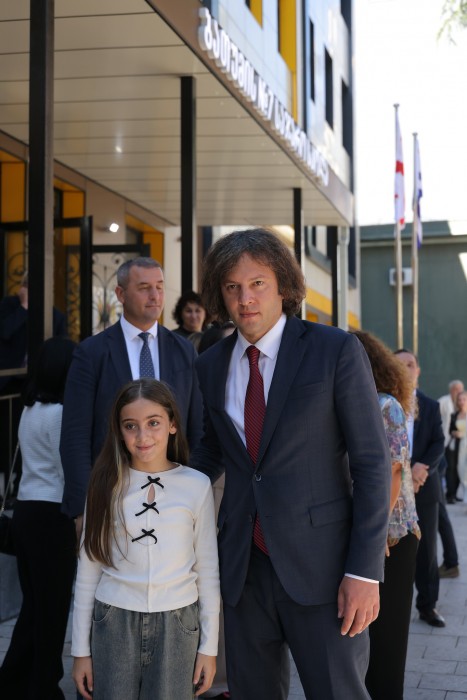 საქართველოს პრემიერ-მინისტრმა ირაკლი კობახიძემ, ბათუმში, განახლებული მე-7 საჯარო სკოლა დაათვალიერა