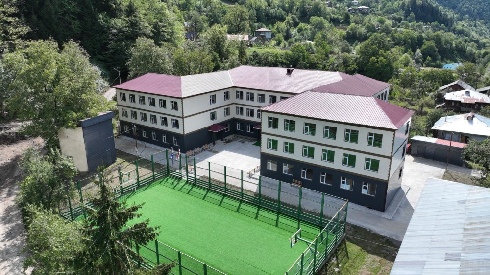  დავით გაბაიძემ მოსწავლეებს განახლებულ სკოლაში სწავლის დაწყება მიულოცა