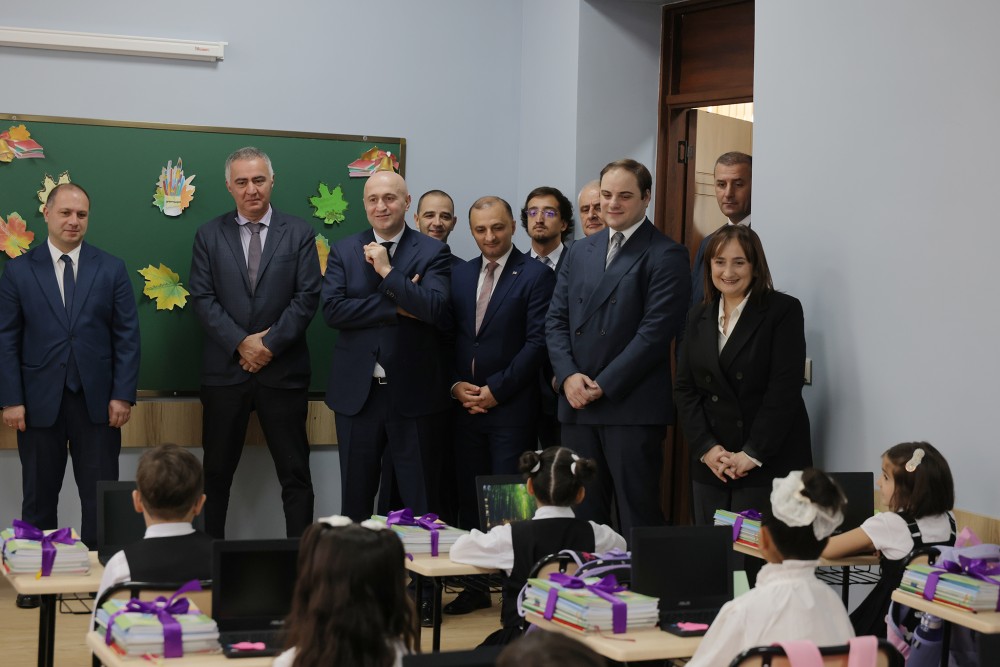 საქართველოს პრემიერ-მინისტრმა ირაკლი კობახიძემ, ბათუმში, განახლებული მე-7 საჯარო სკოლა დაათვალიერა