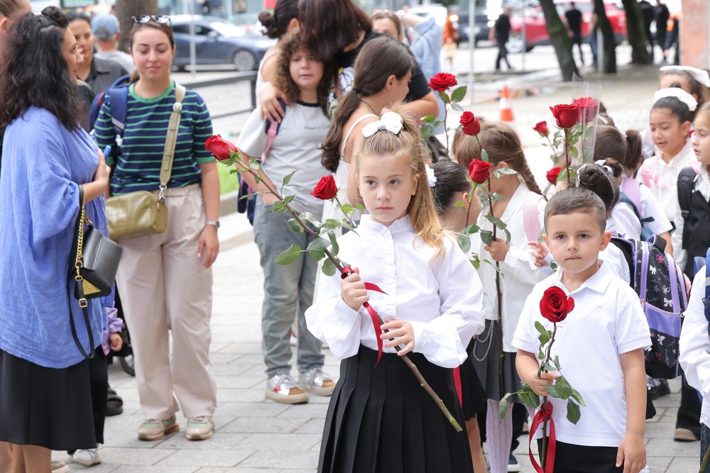 საქართველოს პრემიერ-მინისტრმა ირაკლი კობახიძემ, ბათუმში, განახლებული მე-7 საჯარო სკოლა დაათვალიერა