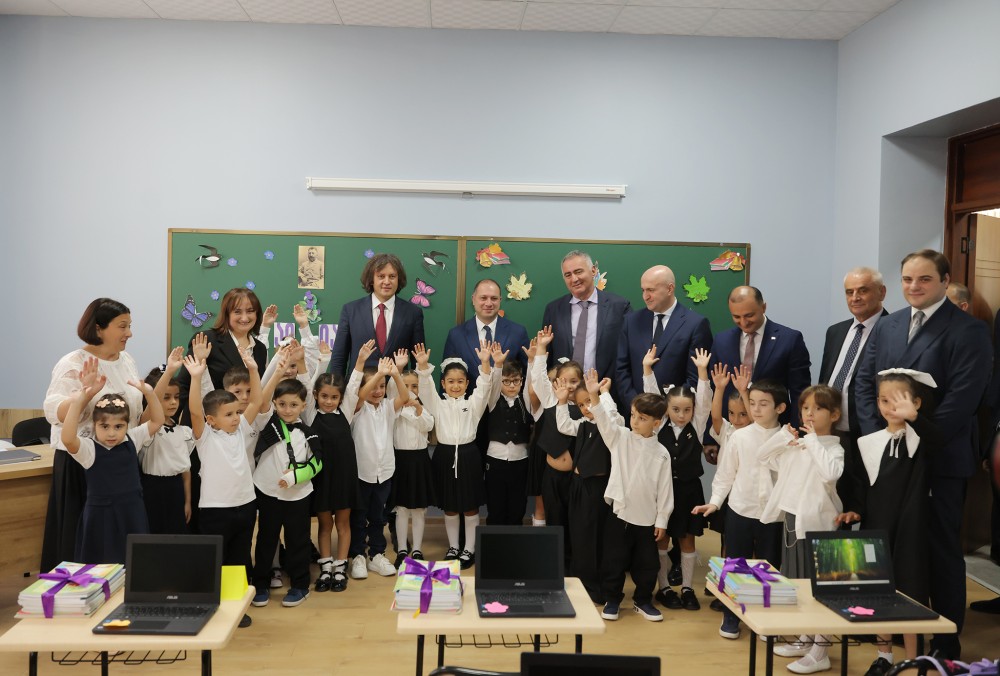 საქართველოს პრემიერ-მინისტრმა ირაკლი კობახიძემ, ბათუმში, განახლებული მე-7 საჯარო სკოლა დაათვალიერა