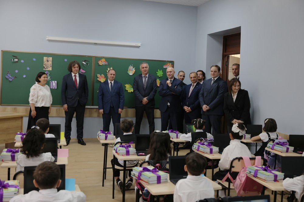 საქართველოს პრემიერ-მინისტრმა ირაკლი კობახიძემ, ბათუმში, განახლებული მე-7 საჯარო სკოლა დაათვალიერა