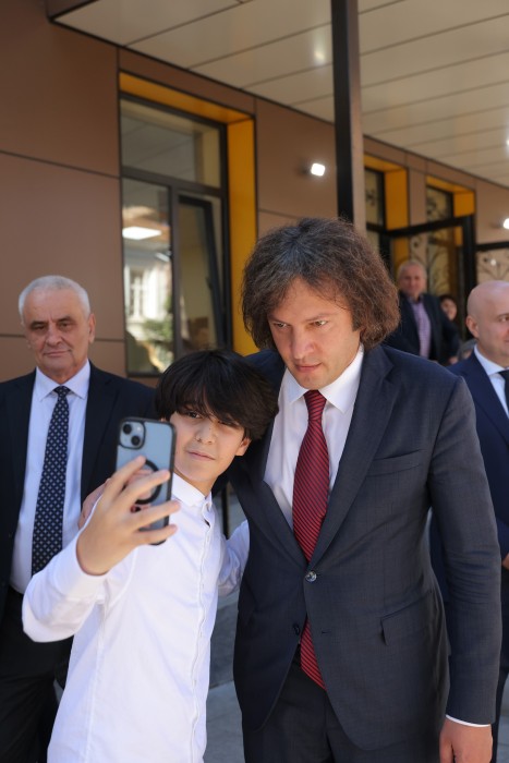 საქართველოს პრემიერ-მინისტრმა ირაკლი კობახიძემ, ბათუმში, განახლებული მე-7 საჯარო სკოლა დაათვალიერა