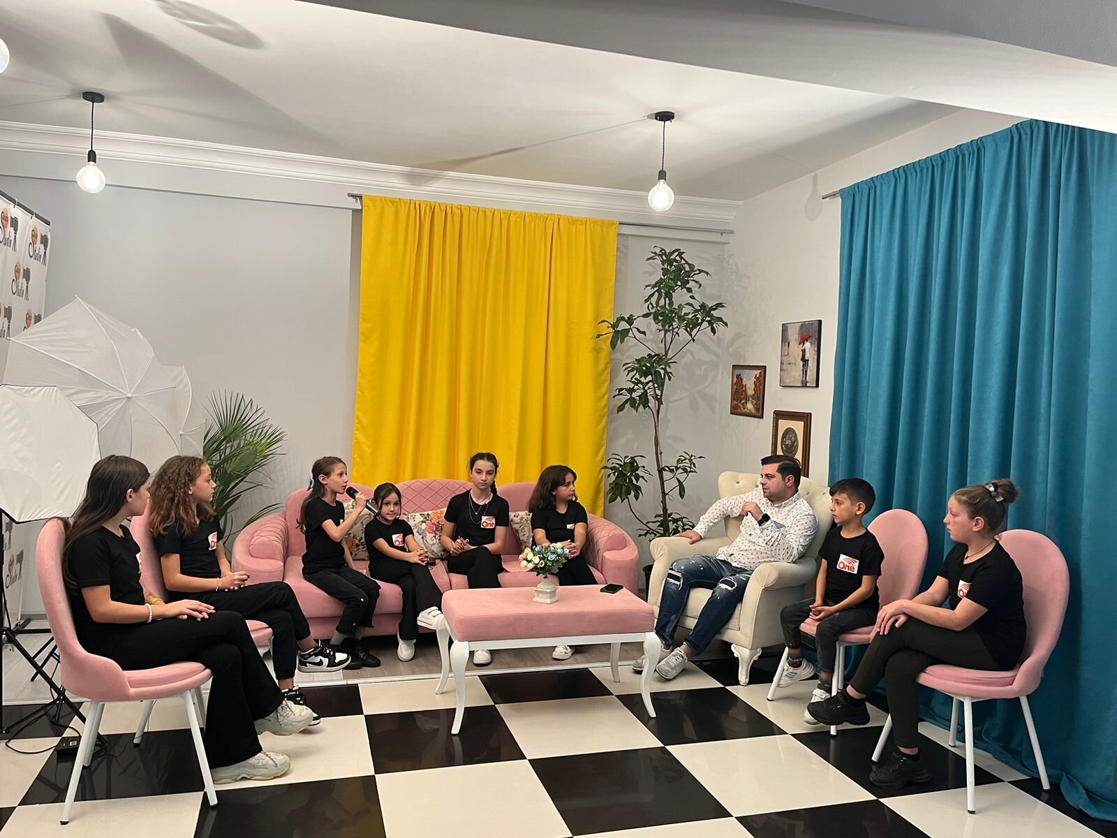 ცოტნე ანანიძე სატელევიზიო სკოლა-სტუდია „Number One“-ის აღსაზრდელებს შეხვდა