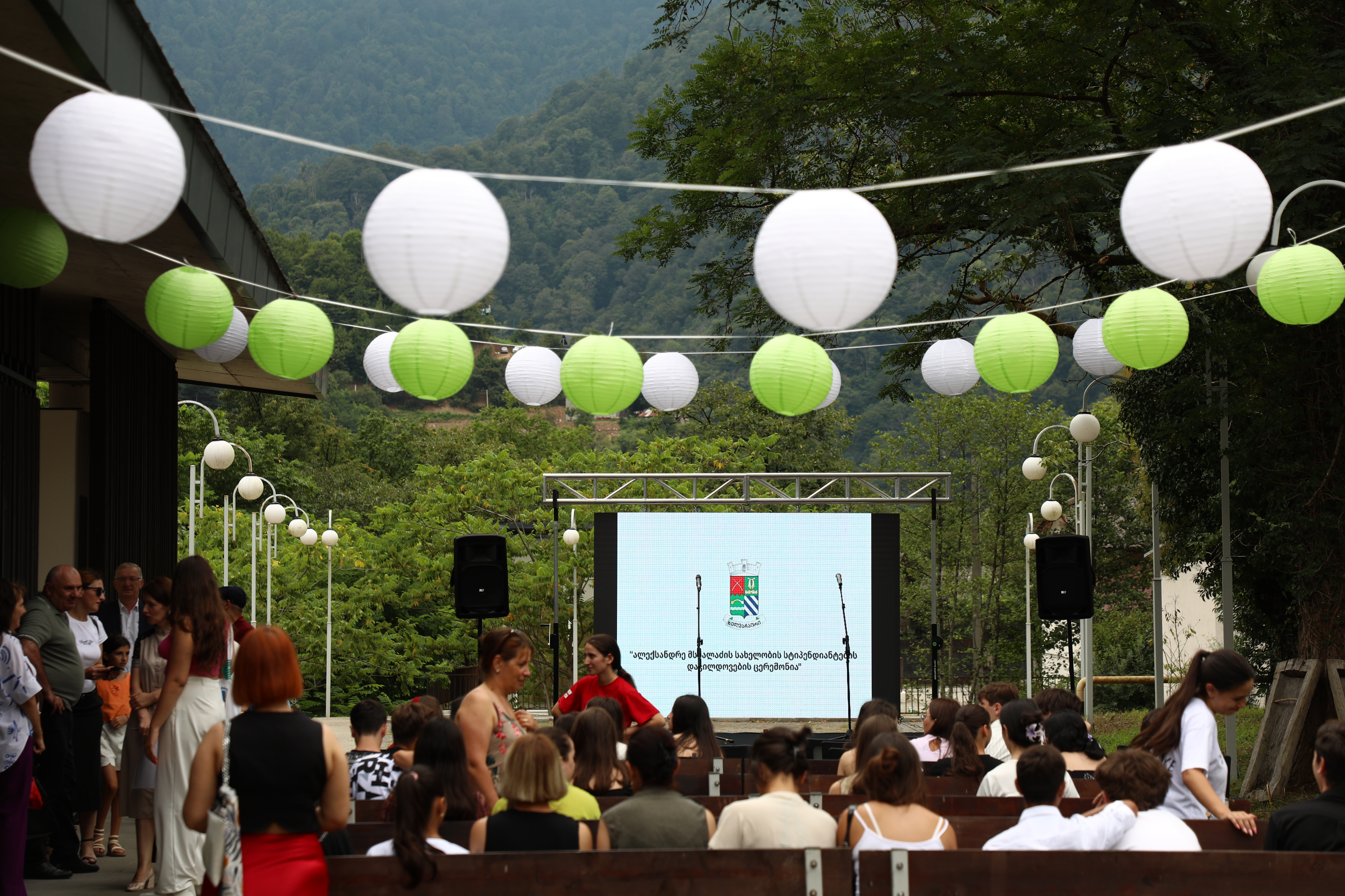 ხელვაჩაურში წარმატებული მოსწავლეები დააჯილდოეს