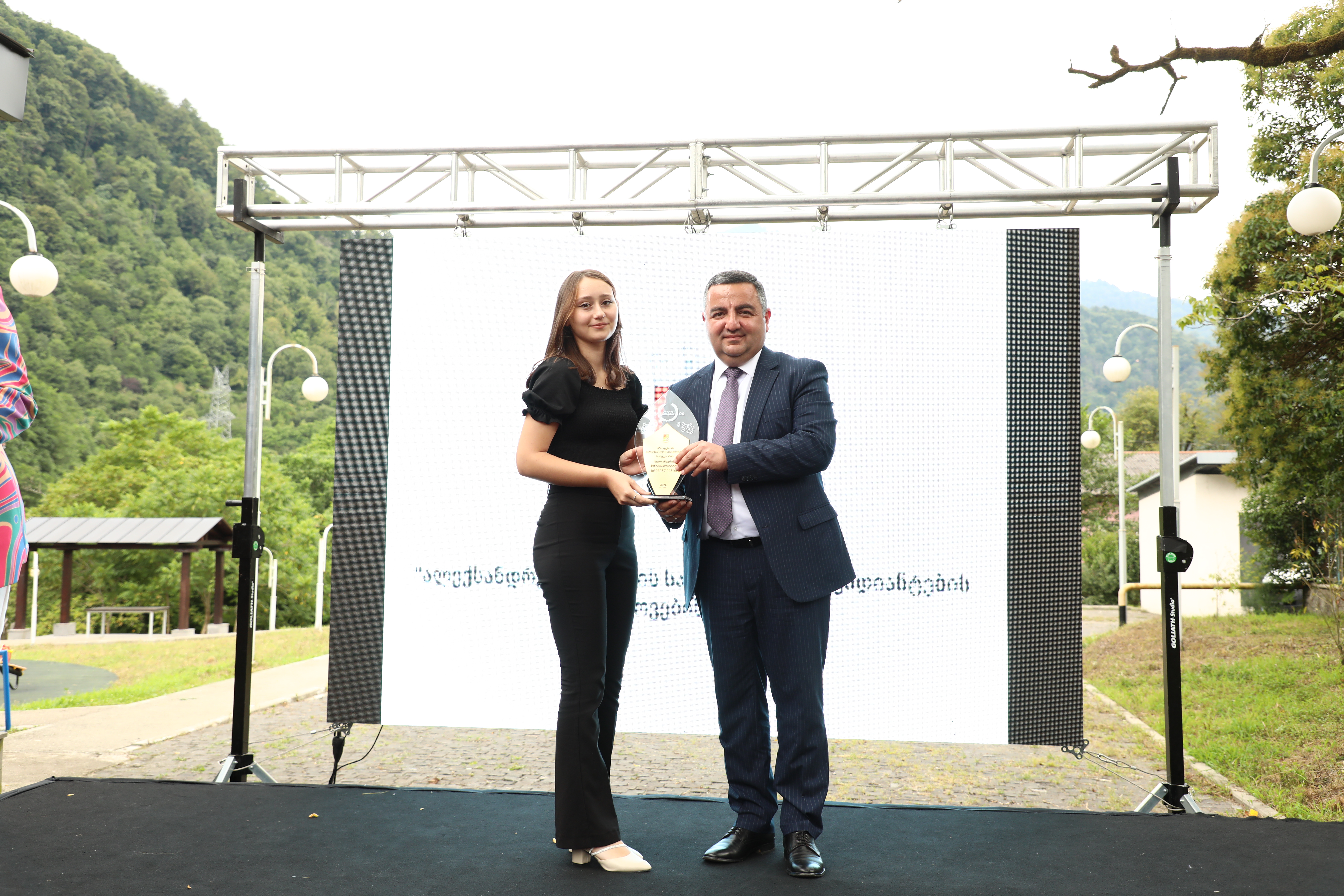 ხელვაჩაურში წარმატებული მოსწავლეები დააჯილდოეს