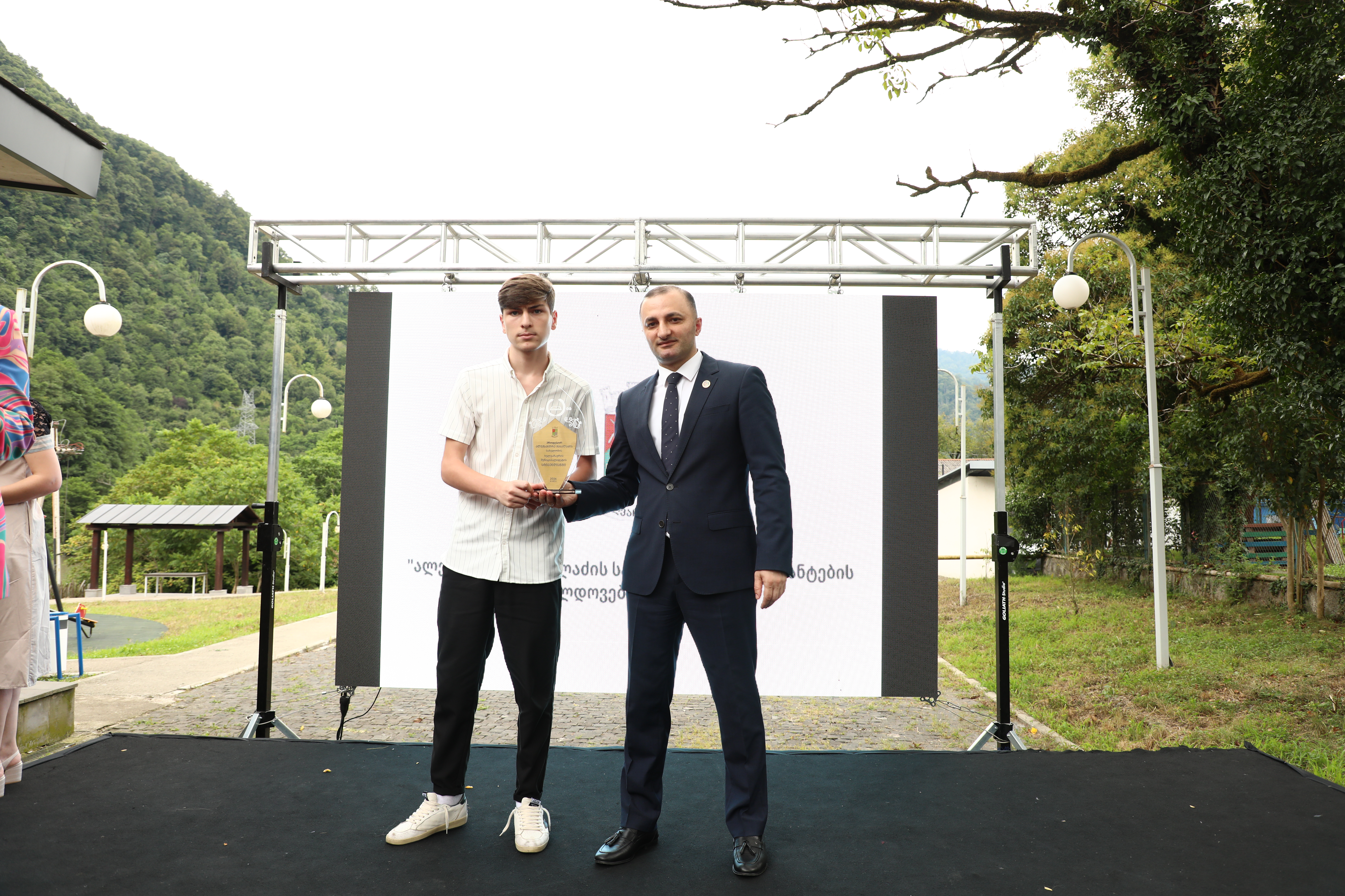 ხელვაჩაურში წარმატებული მოსწავლეები დააჯილდოეს