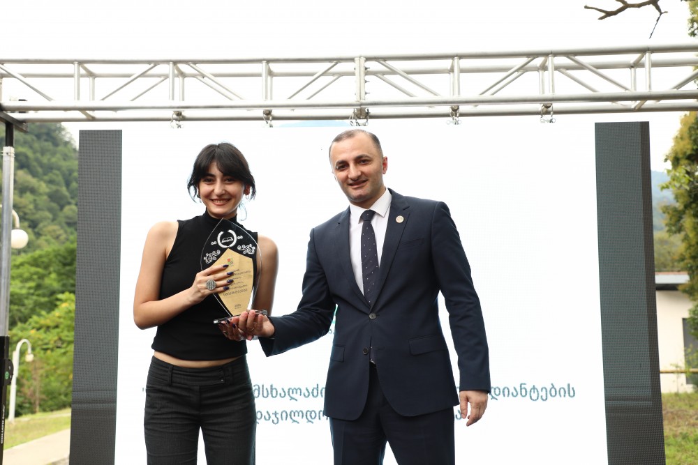 ხელვაჩაურში წარმატებული მოსწავლეები დააჯილდოეს
