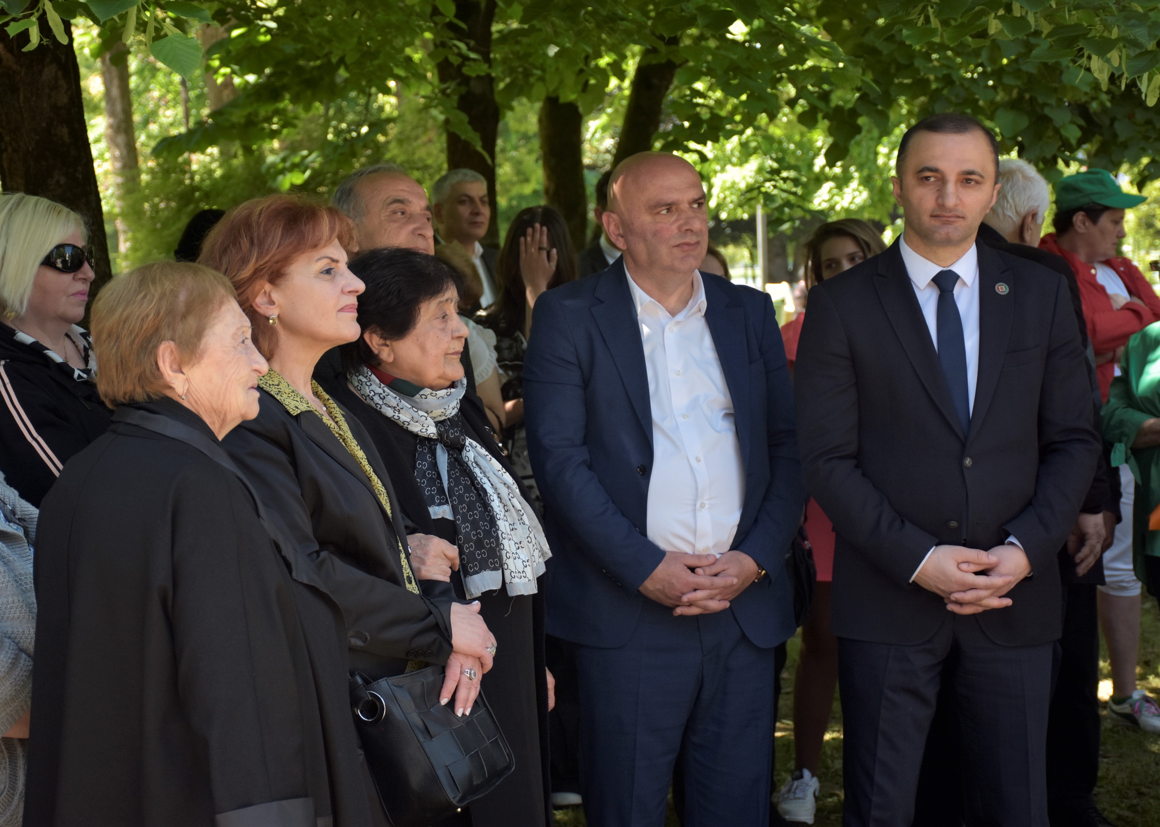  აჭარის მწერალთა სახლთან  ფრიდონ ხალვაშის ბიუსტი დადგეს