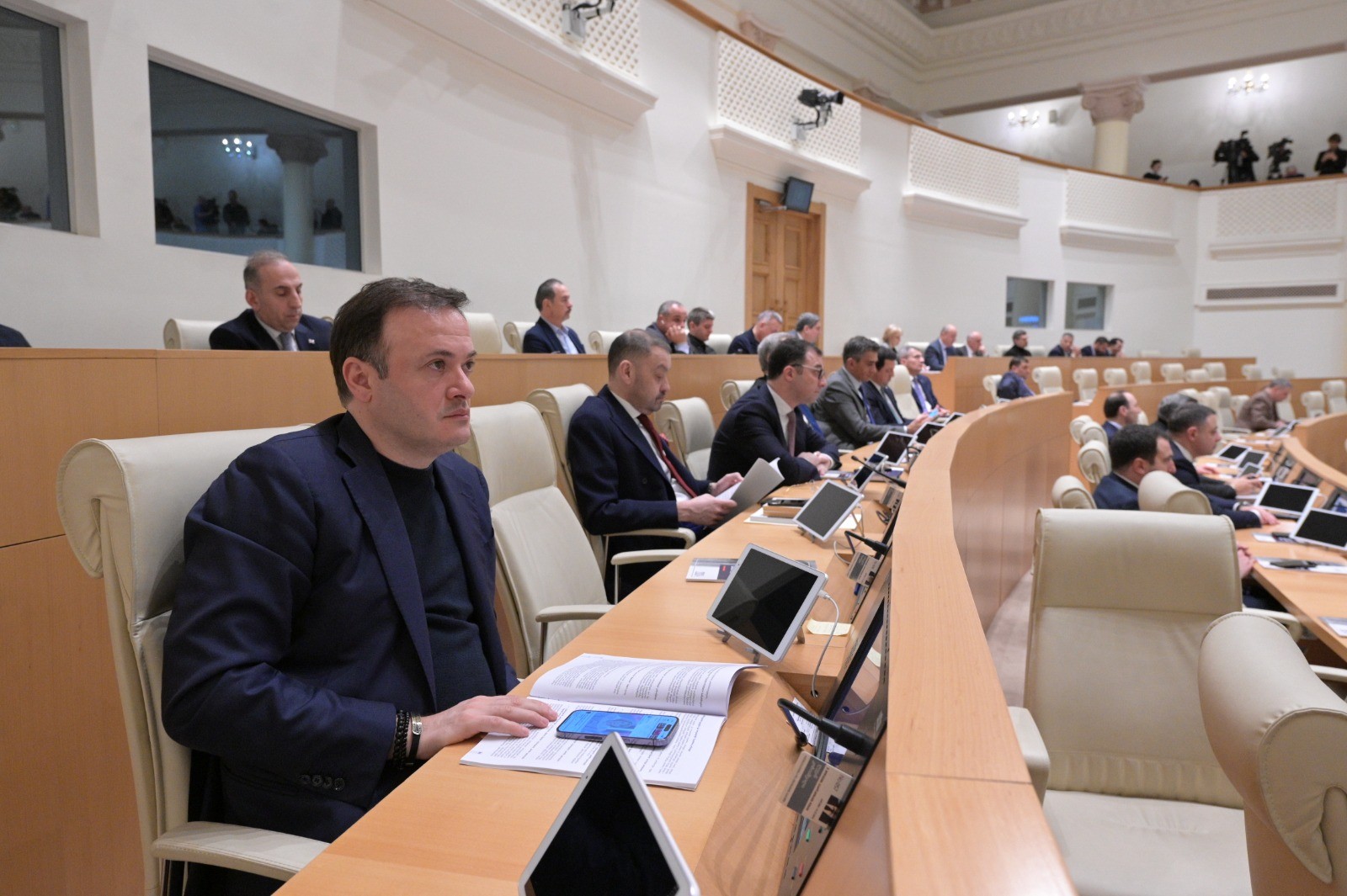 დავით გაბაიძე და თორნიკე რიჟვაძე საქართველოს პარლამენტის პლენარულ სხდომას დაესწრნენ