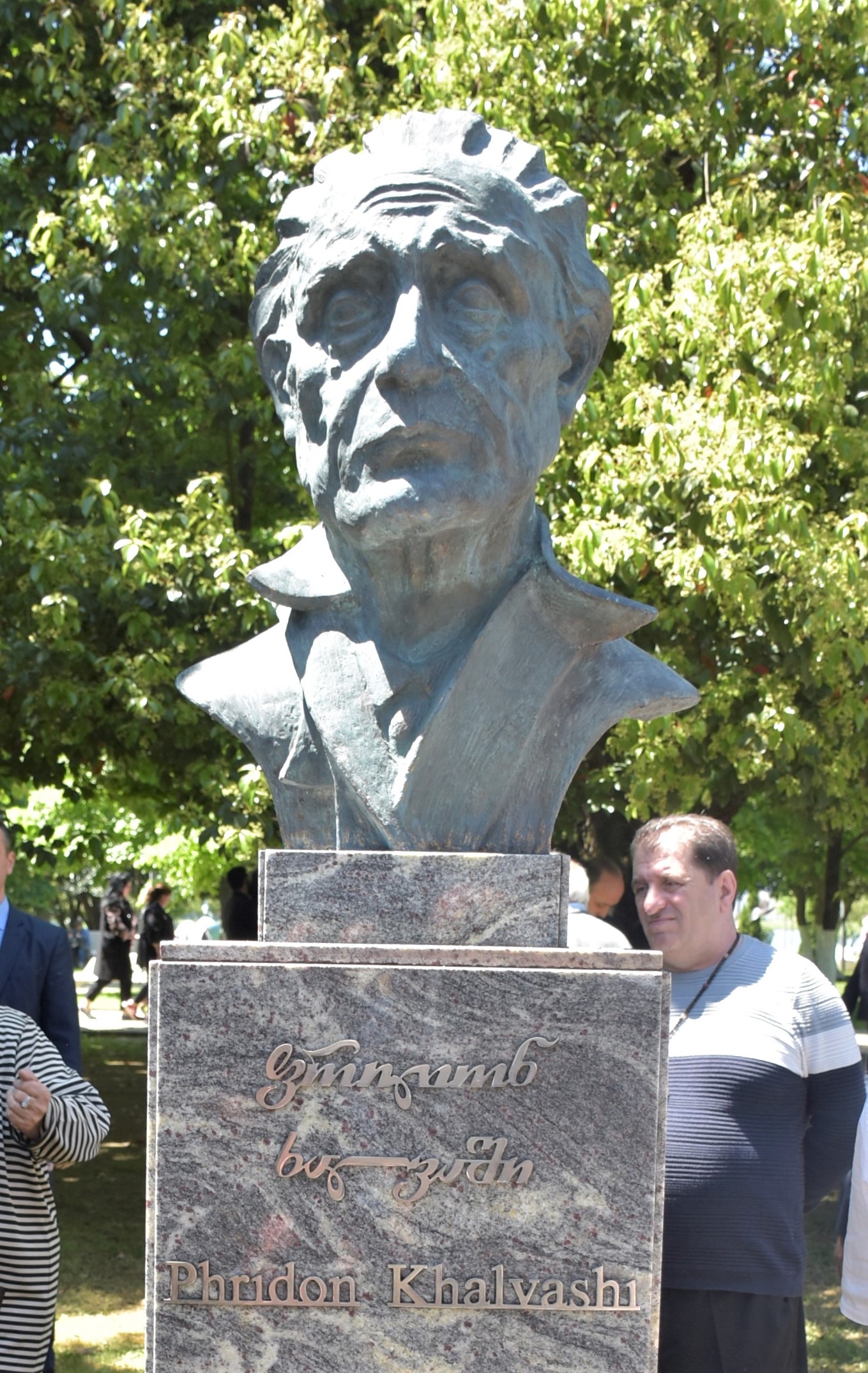  აჭარის მწერალთა სახლთან  ფრიდონ ხალვაშის ბიუსტი დადგეს